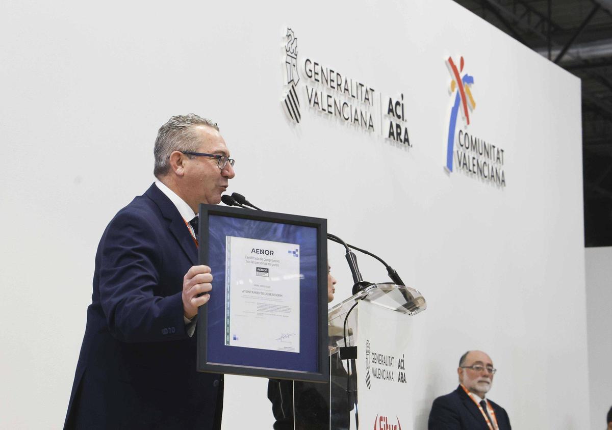 Entrega en Fitur del distintivo AENOR a Benidorm
