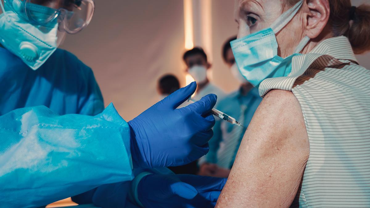 Una mujer mayor de 60 años se vacuna de la gripe.