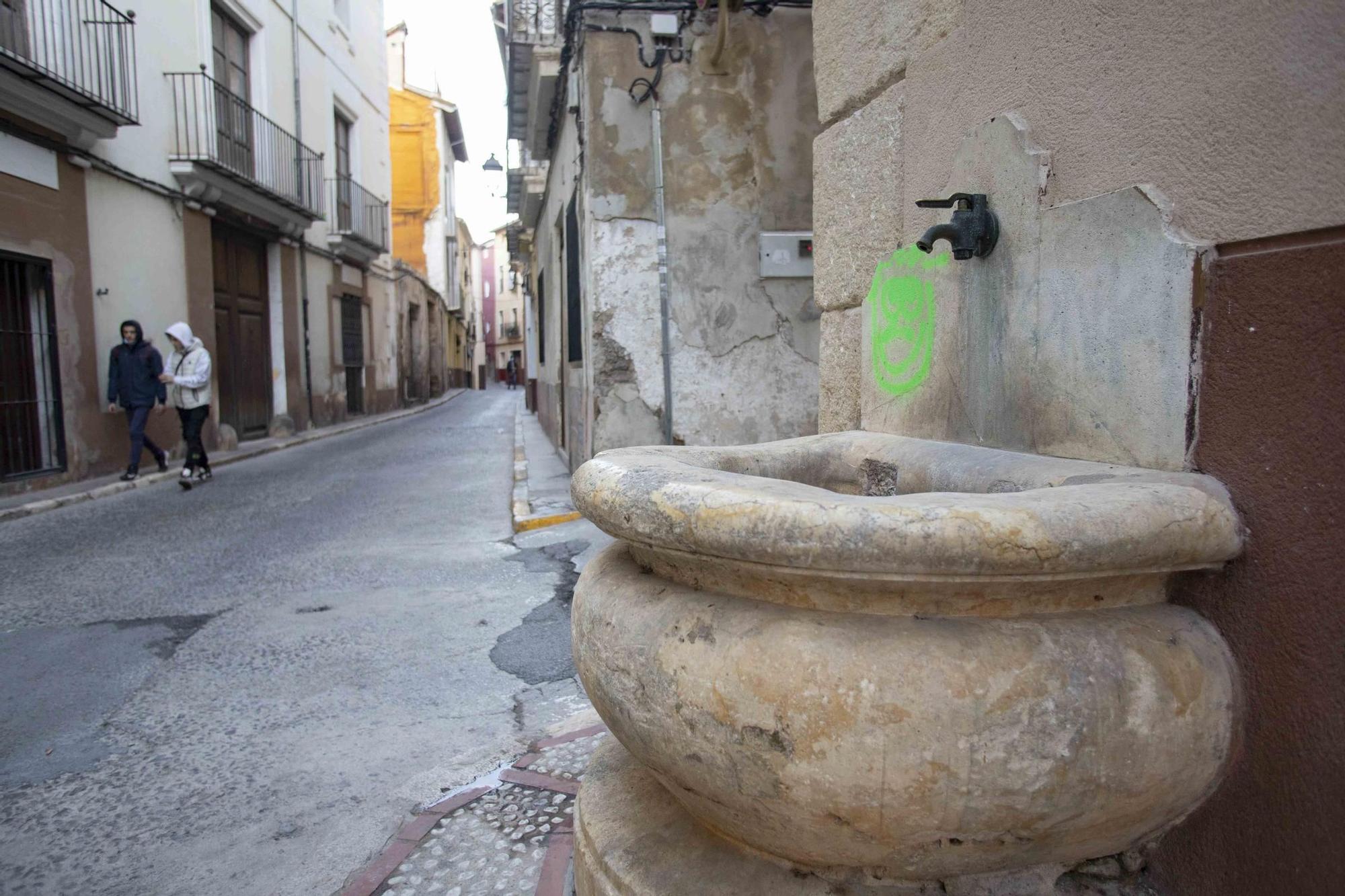 Ensucian con un aerosol varios espacios del casco histórico de Xàtiva