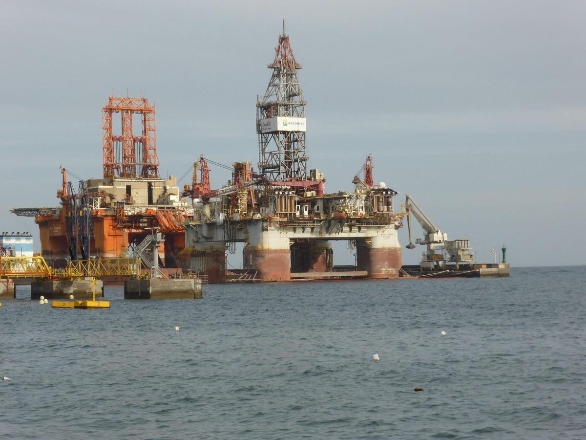 Plataformas perforadoras semisumergibles West Taurus y West Eminence, de la compañía Seadrill, en el puerto de Santa Cruz de Tenerife.