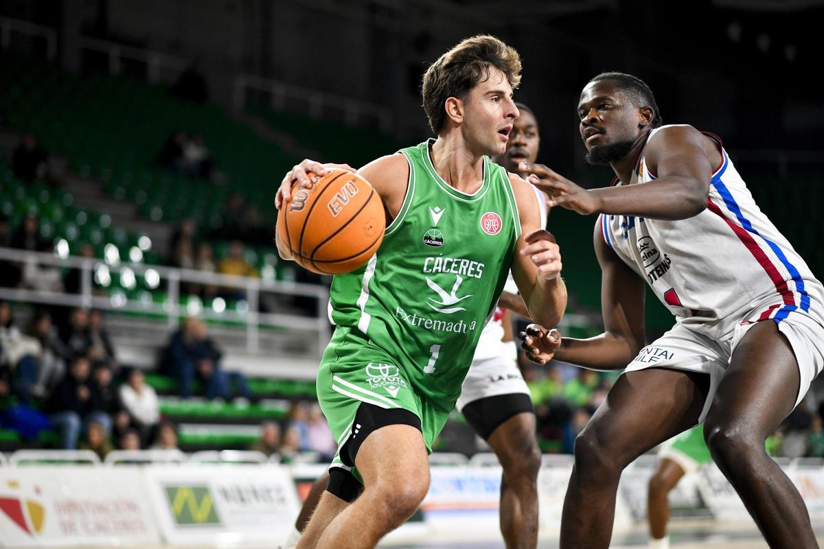 Álvaro Palazuelos avanza con el balón en el partido ante el Clavijo.