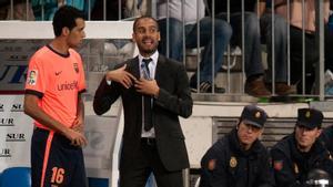 Guardiola da instrucciones a Busquets en sus inicios en el Barça.