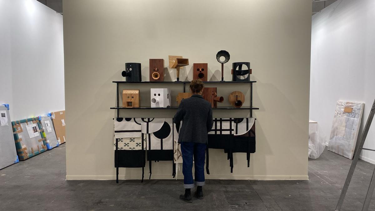 Montaje del stand de la galería Jorge López en ARCO.