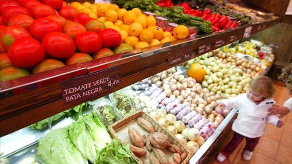 REFUERZOS.  Puesto de una frutería en la calle de Aribau de Barcelona.