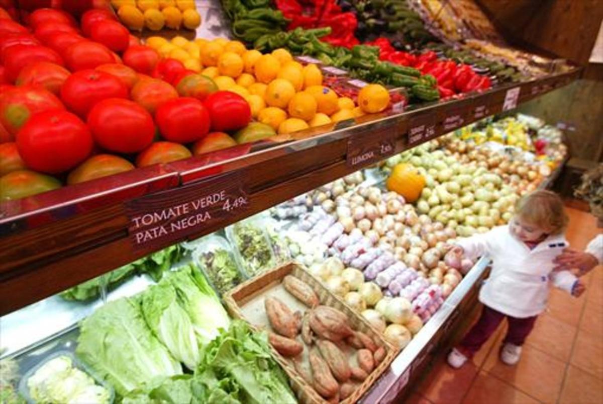 REFUERZOS.  Puesto de una frutería en la calle de Aribau de Barcelona.