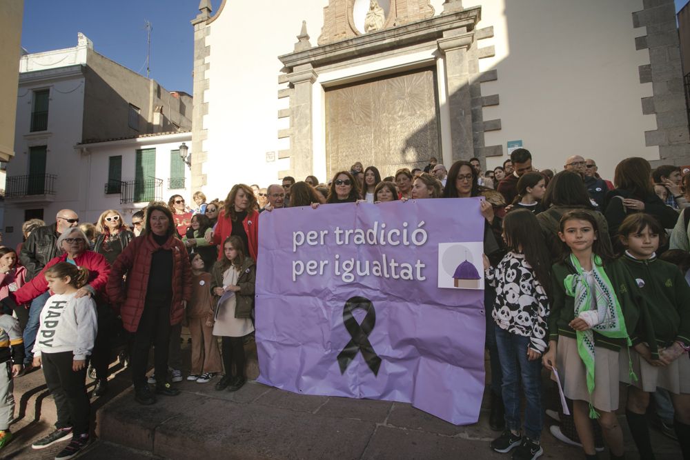 Protesta en la Ermita de la Sang de Sagunt para que las mujeres puedan formar parte de la cofradía