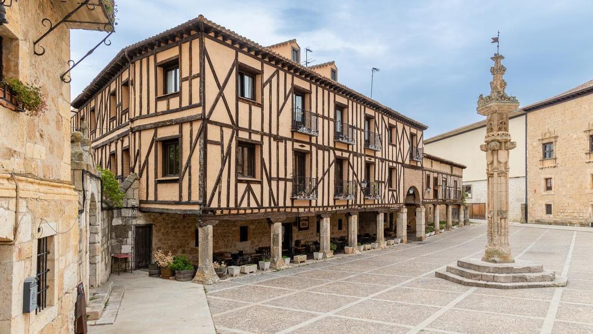 El Rollo de la Plaza Mayor es uno de los monumentos considerados Bien de Interés Cultural