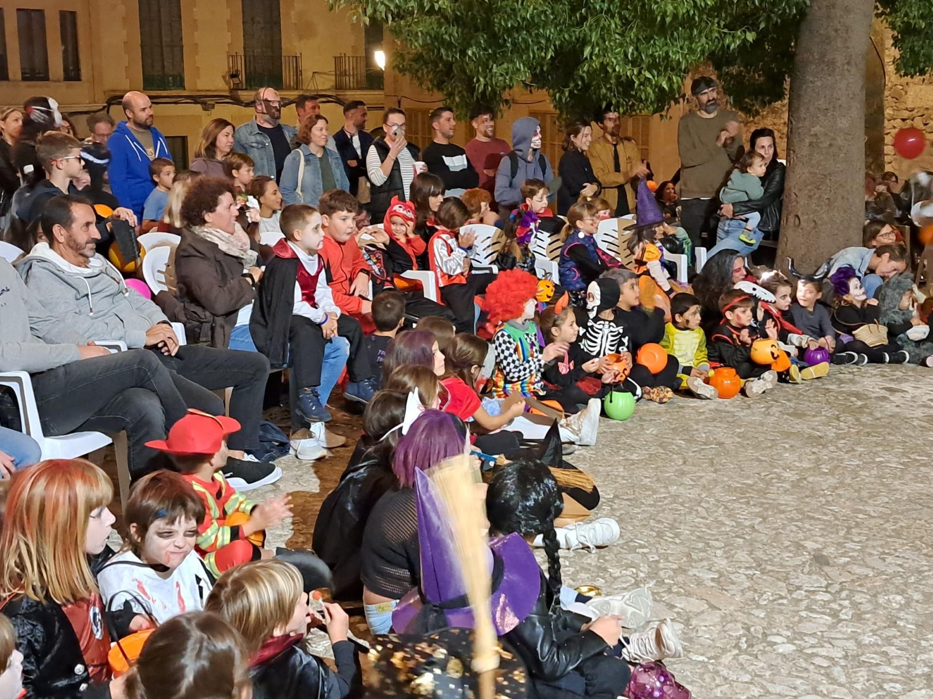 Así se vive en la 'part forana' la 'Nit de les Ànimes', en imágenes