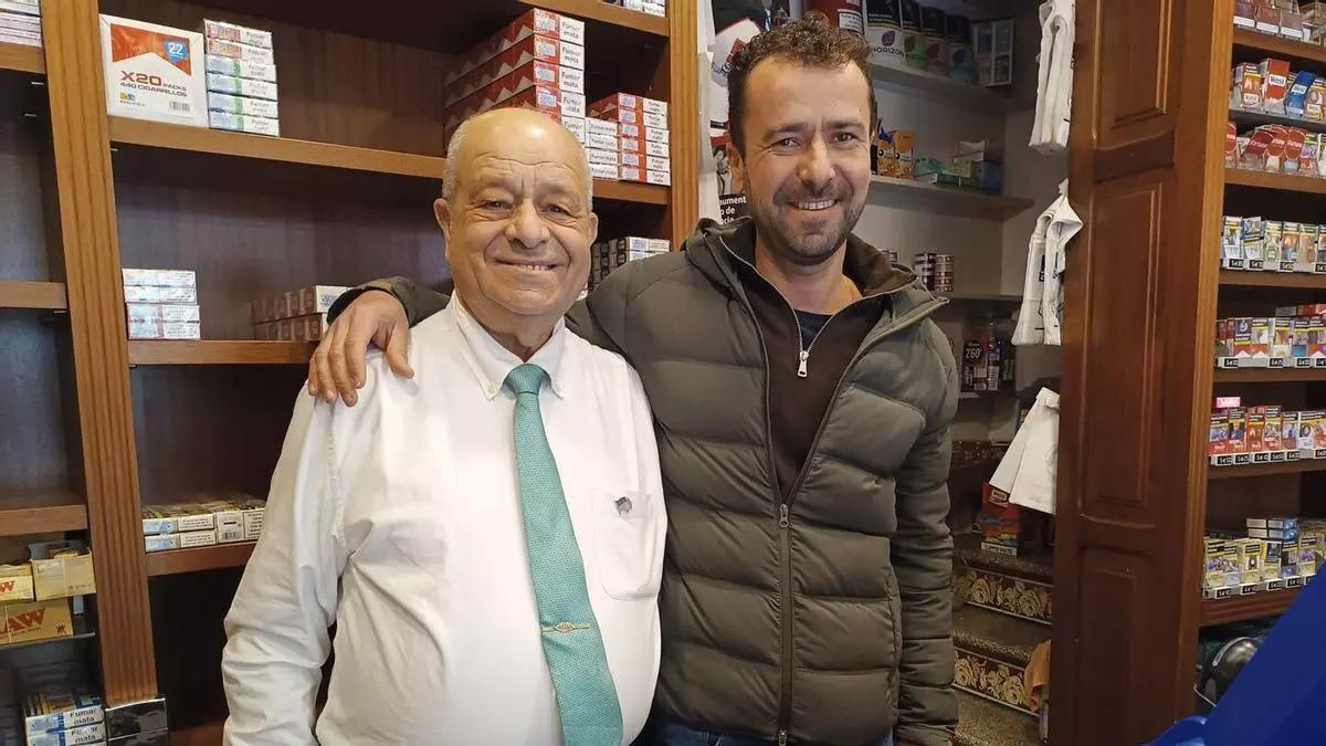 Haben eines der Gewinnlose verkauft: Bartolomé Oliver und sein gleichnamiger Sohn im Tabakladen Can Ximet in Sóller.