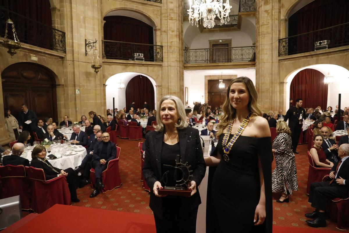 Montaña Sánchez-Arévalo recibe el premio "Mujer Trabajadora" del Rotary Club de Oviedo