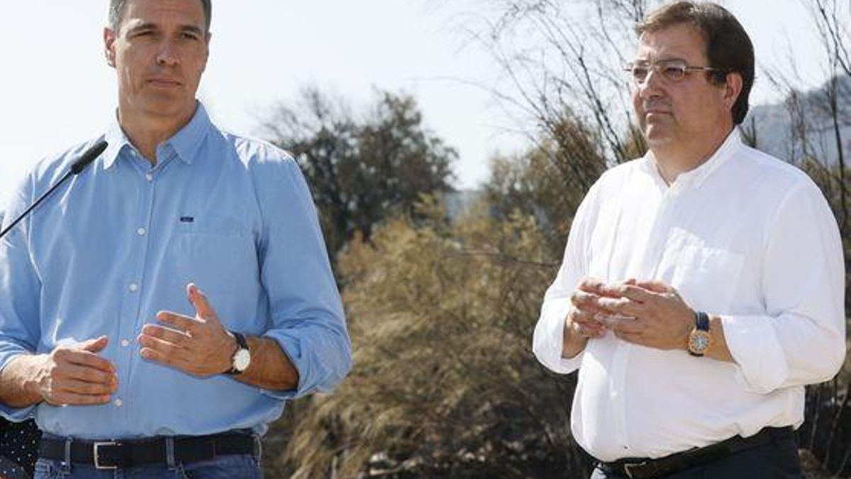 Pedro Sánchez y Guillermo Fernández Vara, en julio de 2022, durante la visita del presidente del Gobierno a la zona de Monfragüe tras un grave incendio.