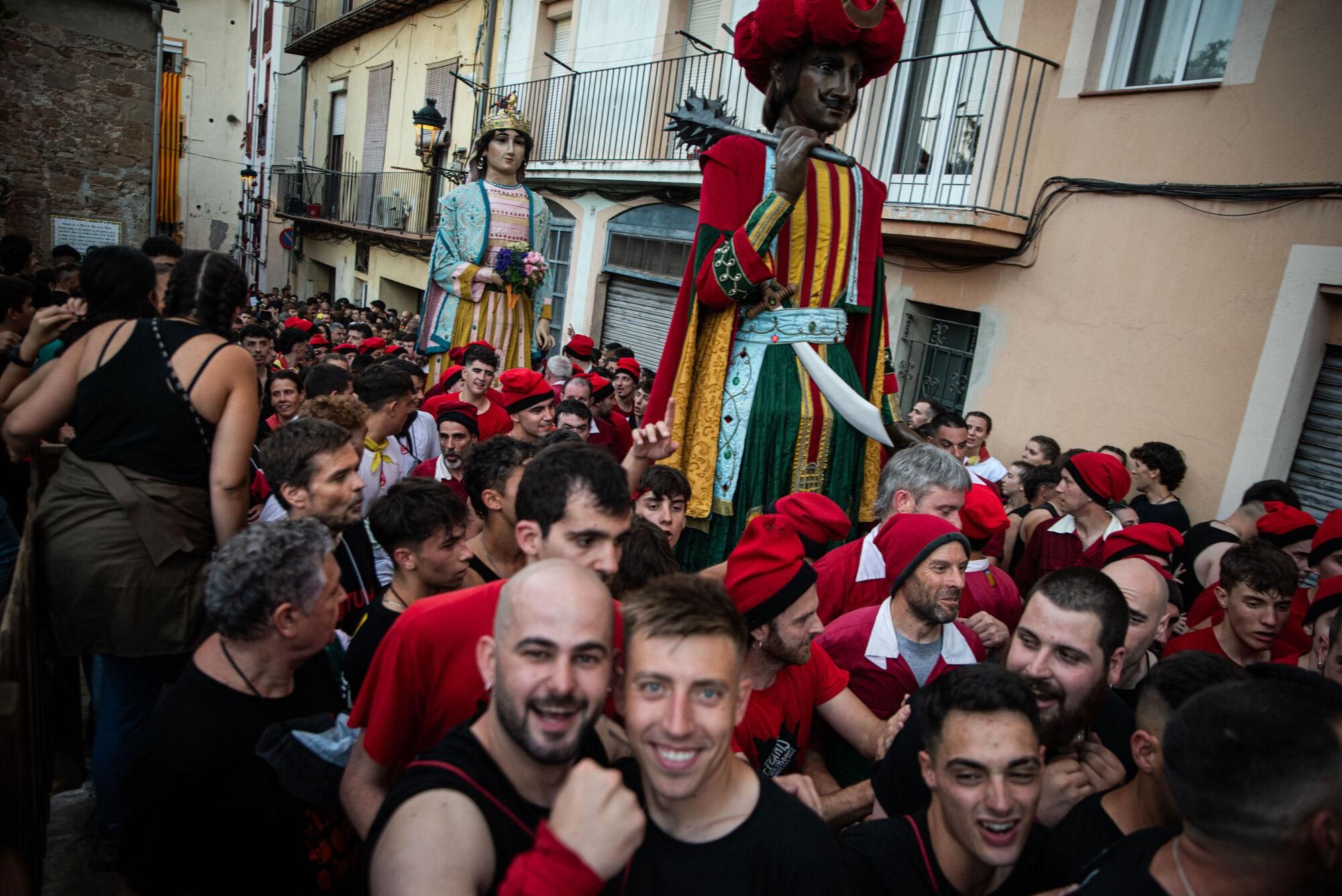 Les millors fotos dels primers salts del passacarrers de la Patum 2025