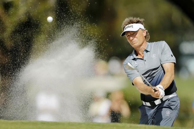 Bernhard Langer, de Alemania, juega un golpe desde un búnker en el quinto hoyo durante la ronda final del Oasis Championship en The Old Course en Broken Sound.