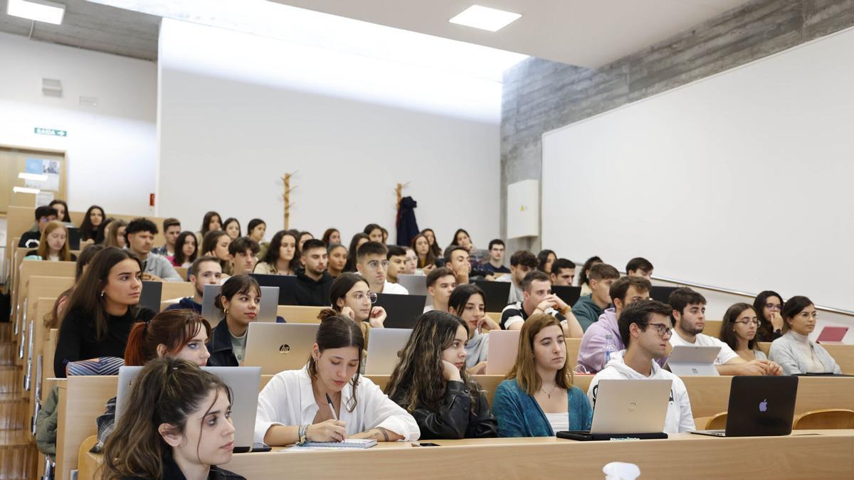 Alumnado en un aula universitaria en Vigo.