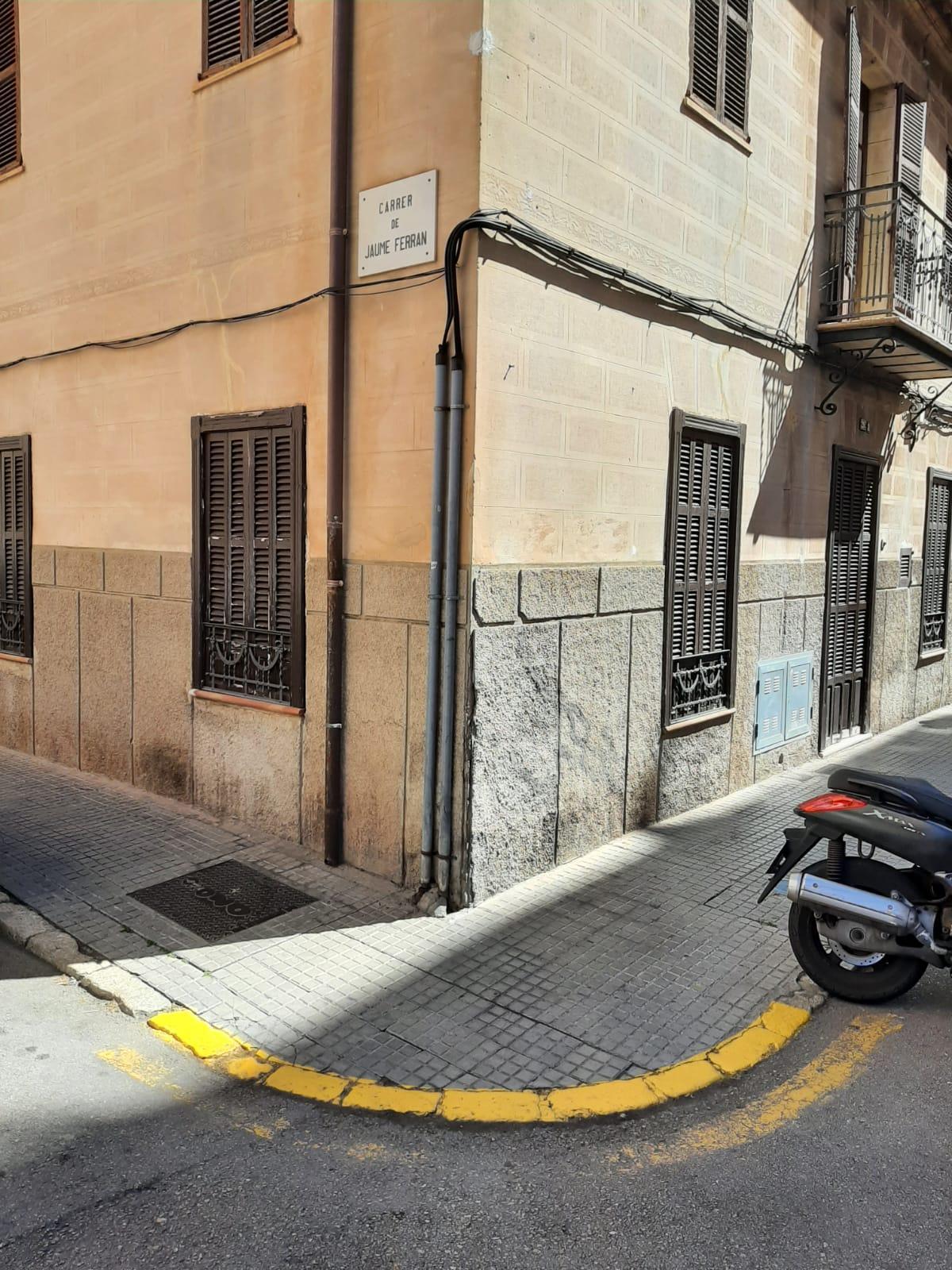 Los bordillos de piedra viva, embadurnados de pintura amarilla en la zona de la plaza de toros de Palma Los bordillos de piedra viva, embadurnados de pintura amarilla en la zona de la plaza de toros de Palma