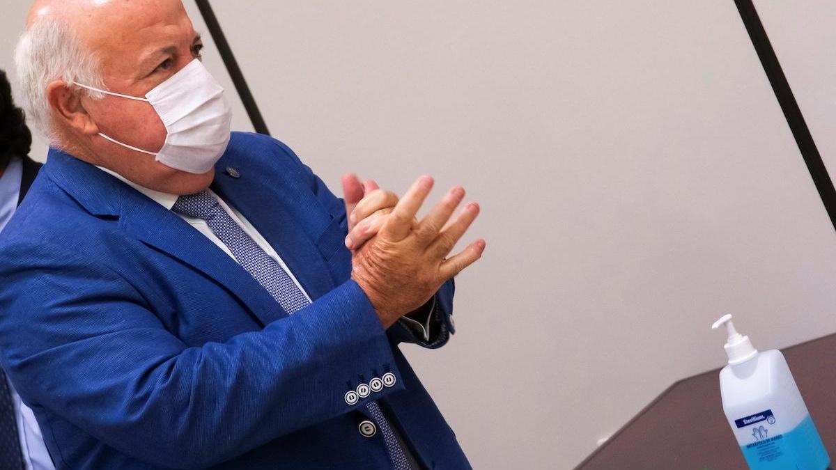 El consejero de Salud y Familias, Jesús Aguirre, se desinfecta las manos ante de su comparecencia de este lunes en Sevilla.