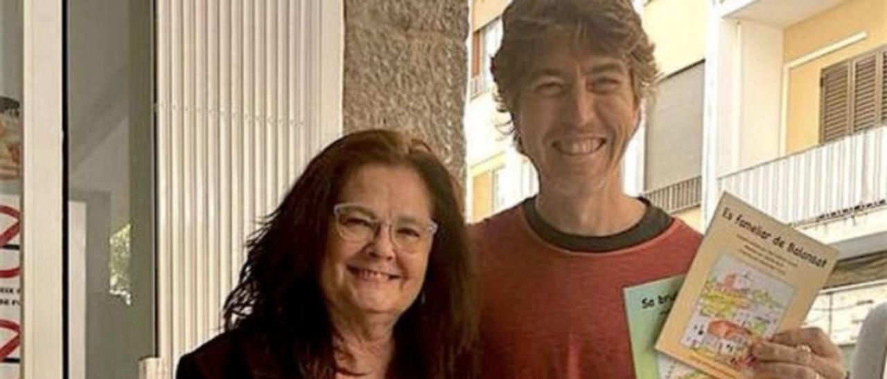 Iolanda Bonet y Antoni Marí ‘Tirurit’, con los cuentos.