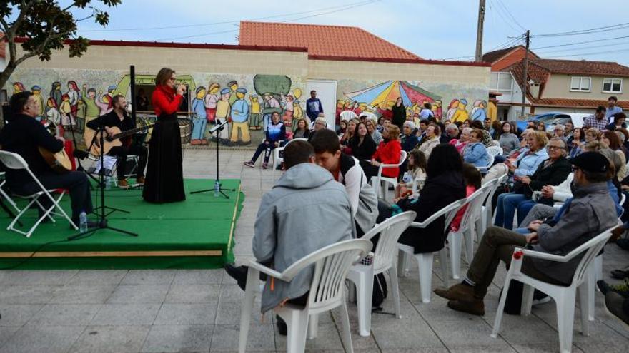 El “barrio portugués” de Moaña luce claveles rojos en el concierto de “Mar de fado”