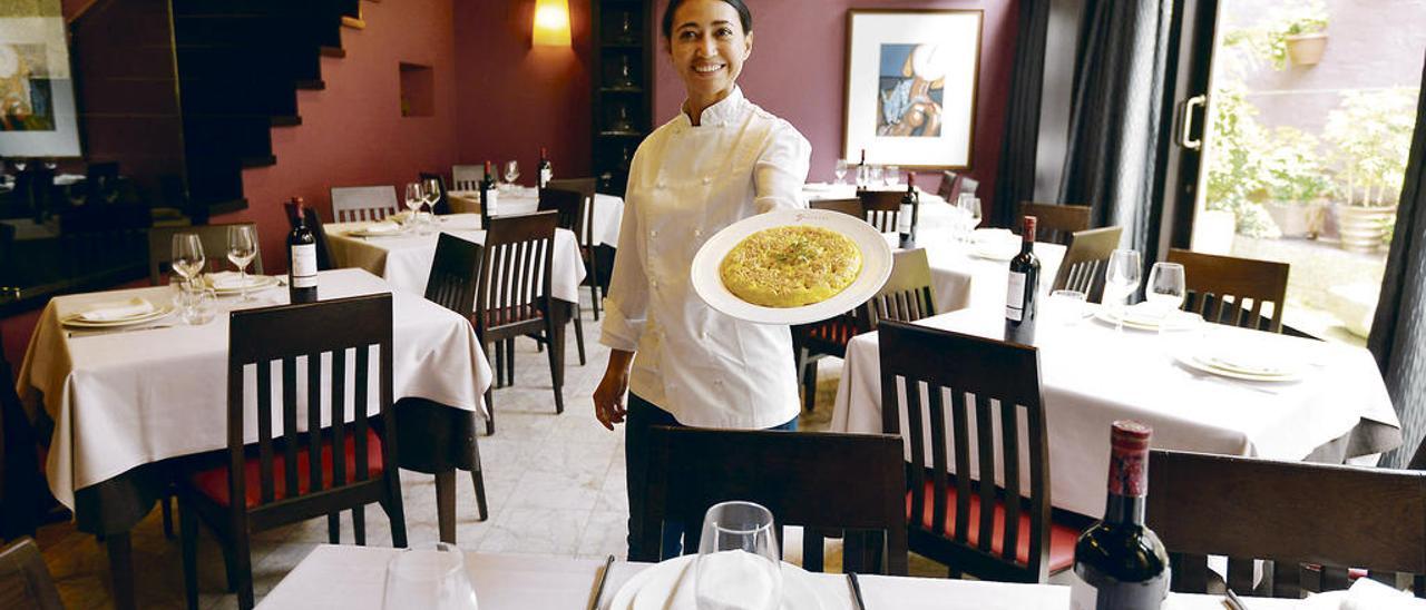 Bibiana, del restaurante pontevedrés La Casa de las 5 Puertas, con una  de sus célebres tortillas. // Gustavo Santos