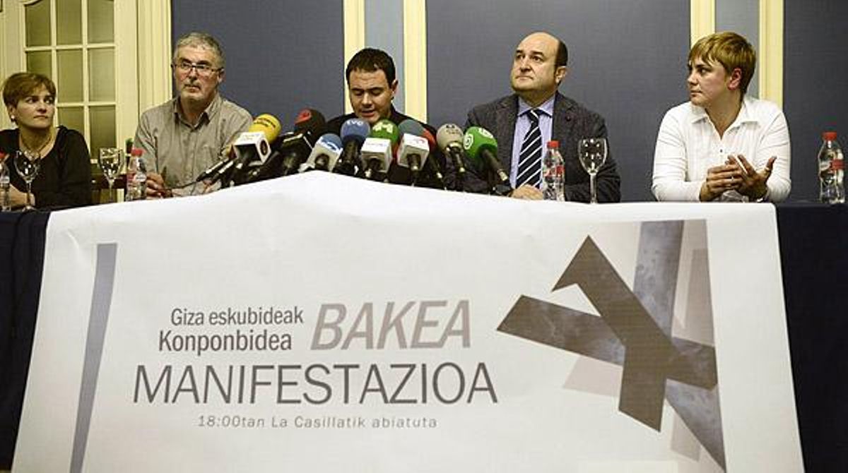 Segons el president del PNB, Andoni Ortuzar, és la nostra resposta excepcional a una situació excepcional i el més eloqüent és el silenci.
