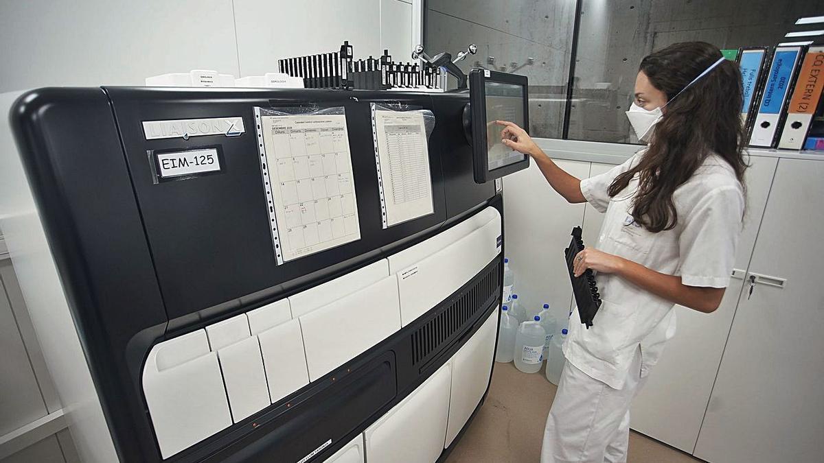 Anàlisi de tests serològics, al laboratori clínic de l’ICS Girona