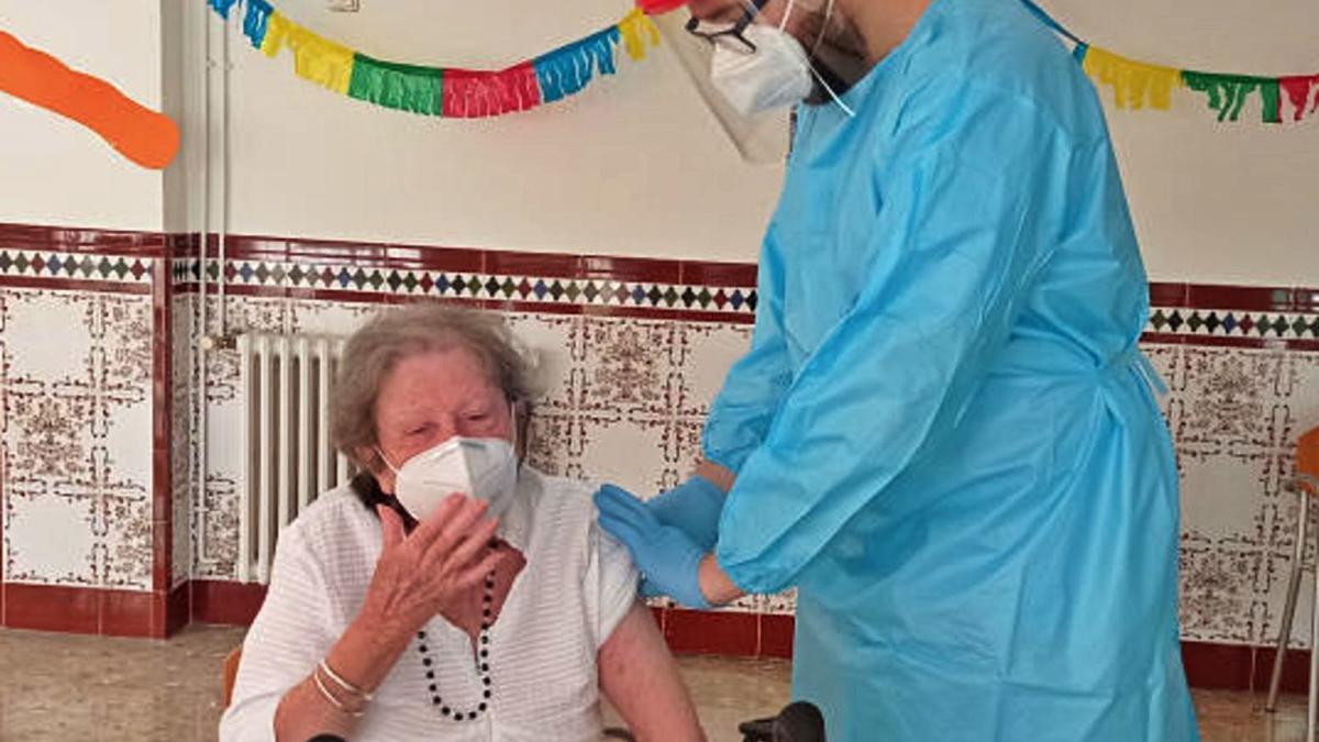 Eugenia Vargas, de 88 años, fue la primera persona en recibir la vacuna en la provincia de Málaga.