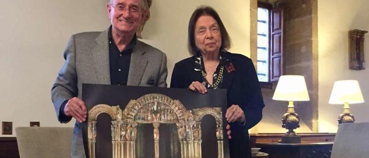 Cándido Pazos y Nélida Piñón, con el dibujo del Pórtico de la Gloria realizado en policromía.