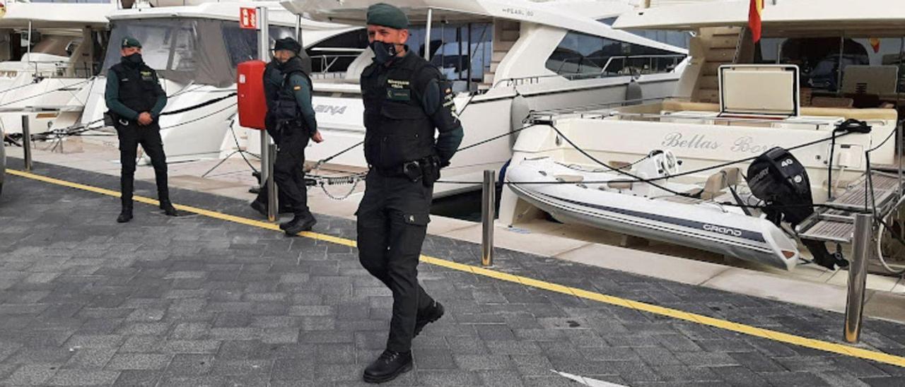 Agentes de la Guardia Civil, durante una actuación de vigilancia en yates y embarcaciones deportivas en el puerto deportivo del Port d’Alcúdia.