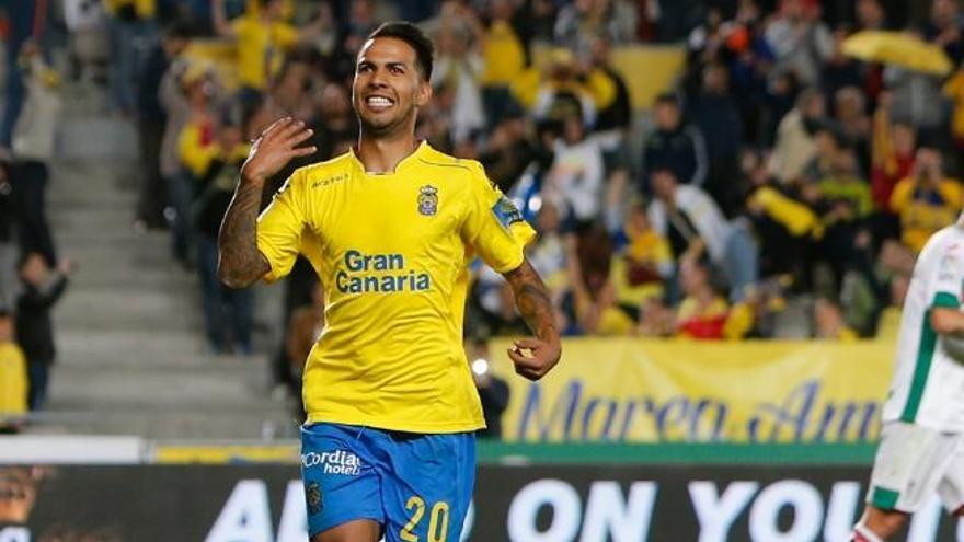 Jonathan Viera, tras batir al meta del Granada Andrés Fernández.