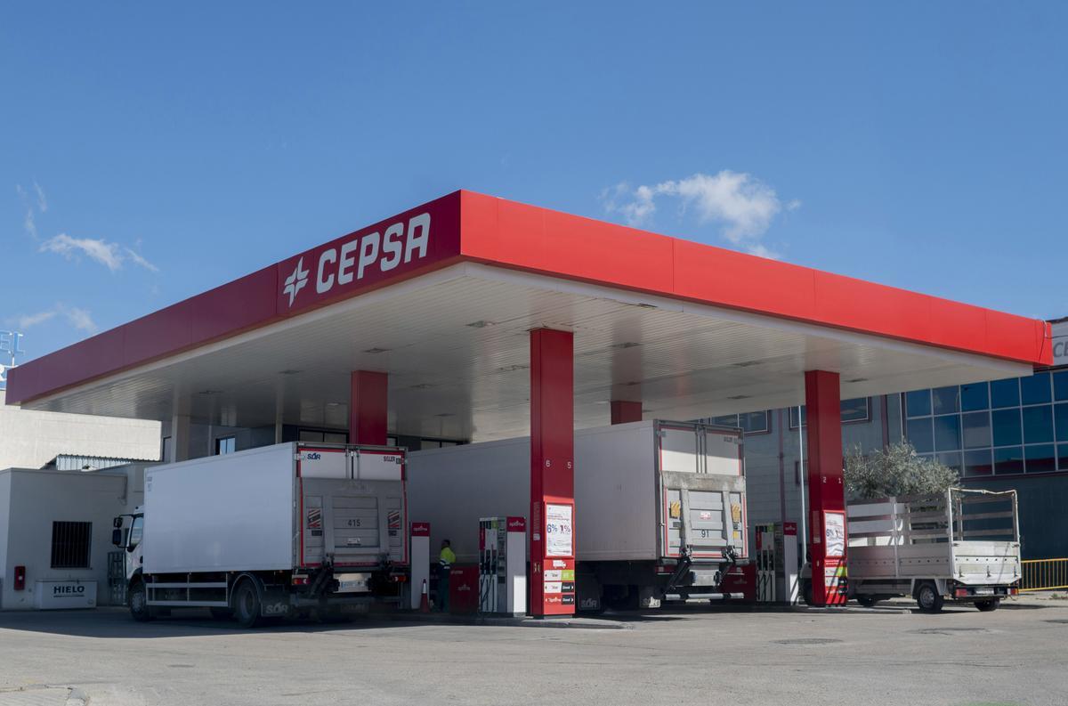 Archivo - Varios camiones repostando en una gasolinera de Cepsa