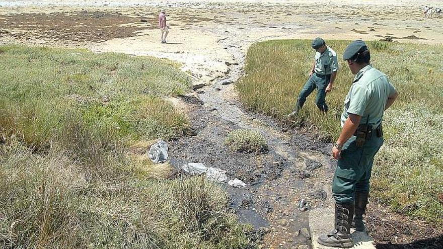 Dos agentes del Seprona supervisan un vertido registrado en la comarca.