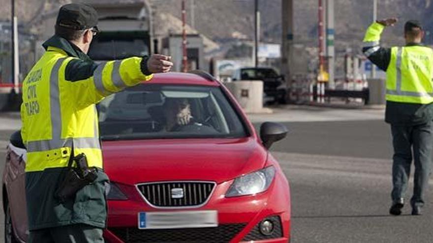 Tu carné de conducir está en juego durante el puente de mayo: Multa de 200 euros y pérdida de 6 puntos para los conductores canarios por utilizar esta distracción al volante