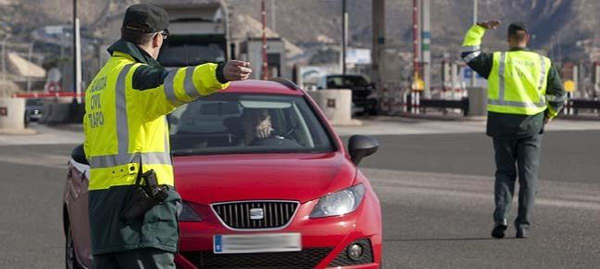 La Guardia Civil sanciona esta acción al volante
