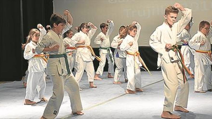 Los mejores deportistas y clubes del año de Trujillo, premiados por sus logros