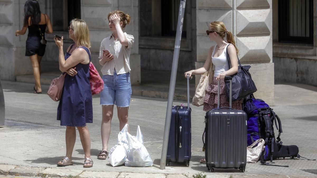 Turistas con maletas en el centro de Palma el pasado verano.