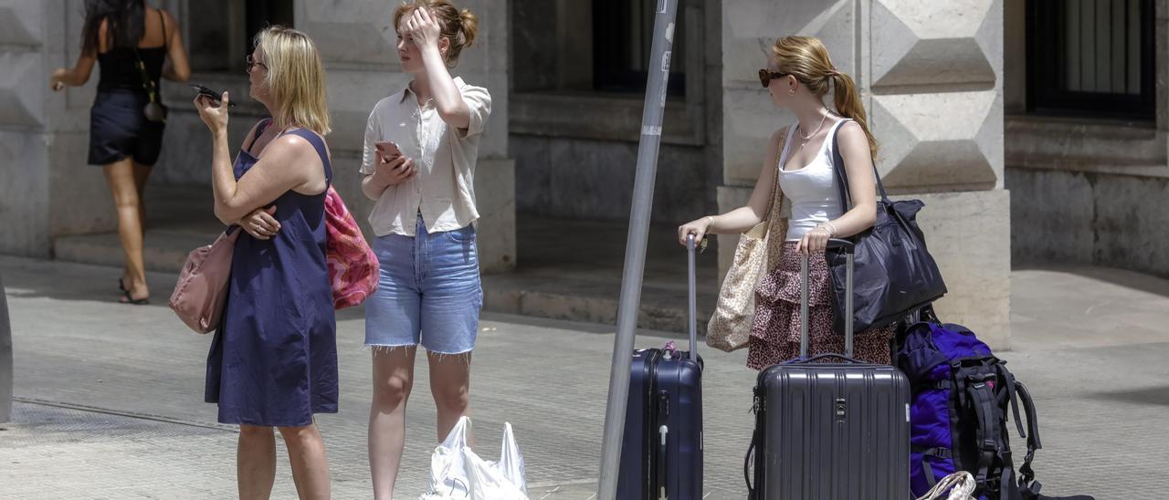 Turistas con maletas en el centro de Palma el pasado verano.