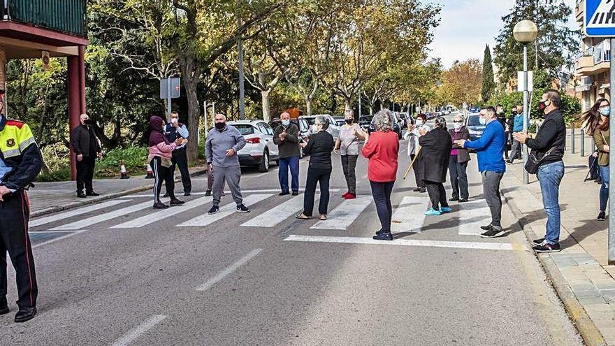 Un grup de veïns de la Jonquera protesta pels constants talls de llum i reclama solucions