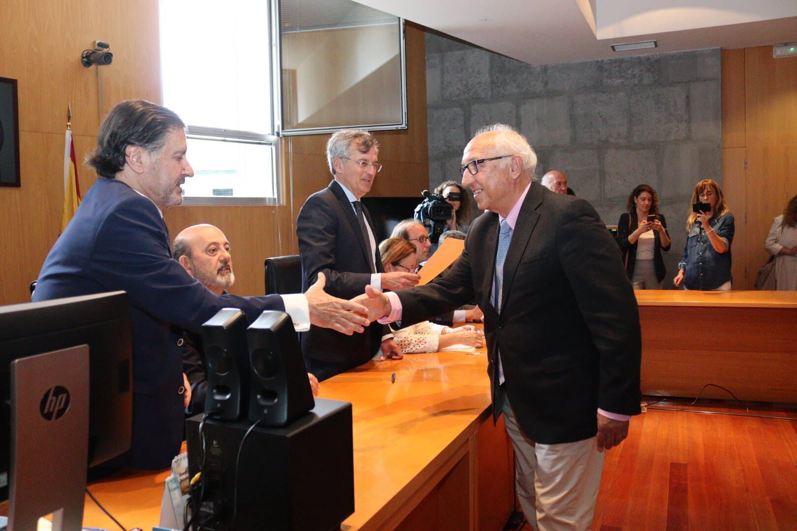 EN IMÁGENES: Así fue la recogida de las actas de los diputados asturianos ante la Junta Electoral Provincial