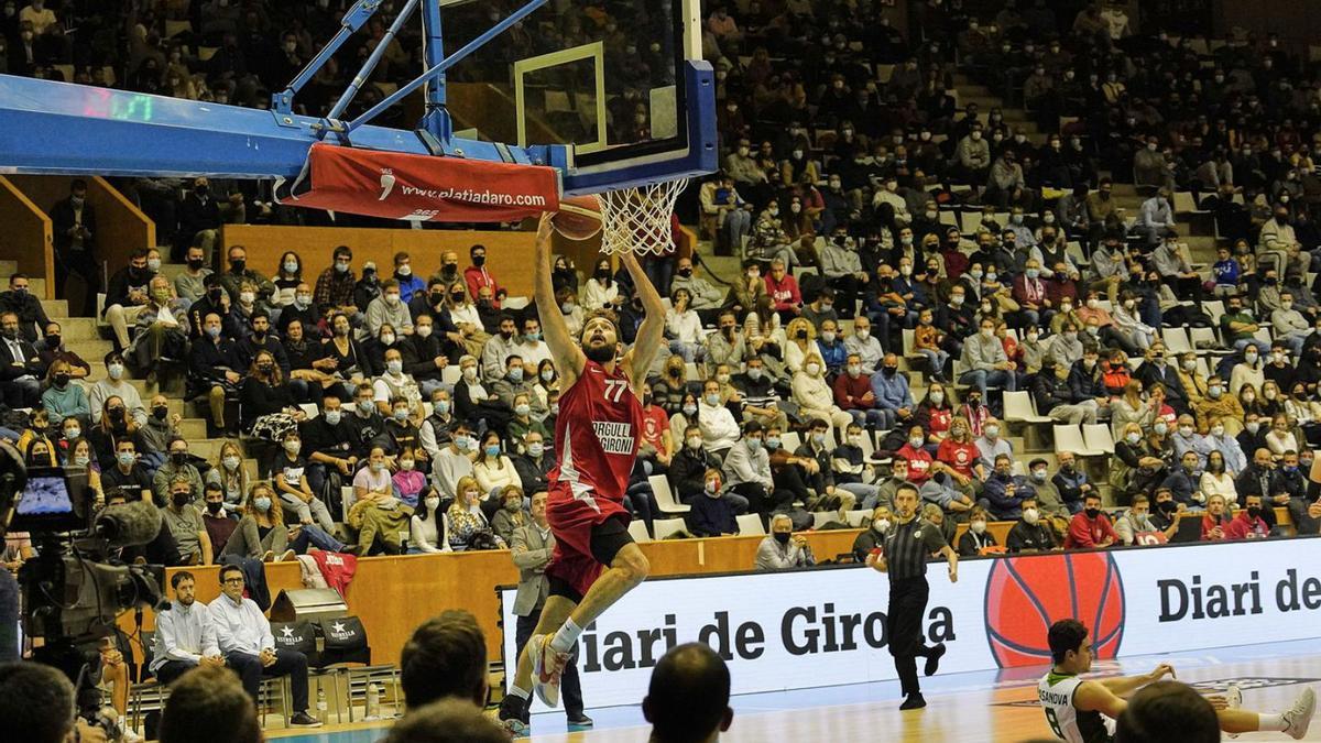 Sevillano, amb la grada de Fontajau plena al fons, durant el Girona-Osca