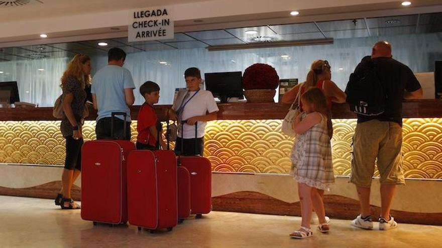 Turistas en la recepción de un hotel de la Costa del Sol.