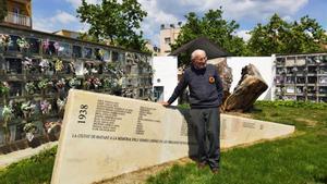 El hijo de Alvah Bessie, Dan Bessie, en el Cementerio de los Caputxins de Mataró.