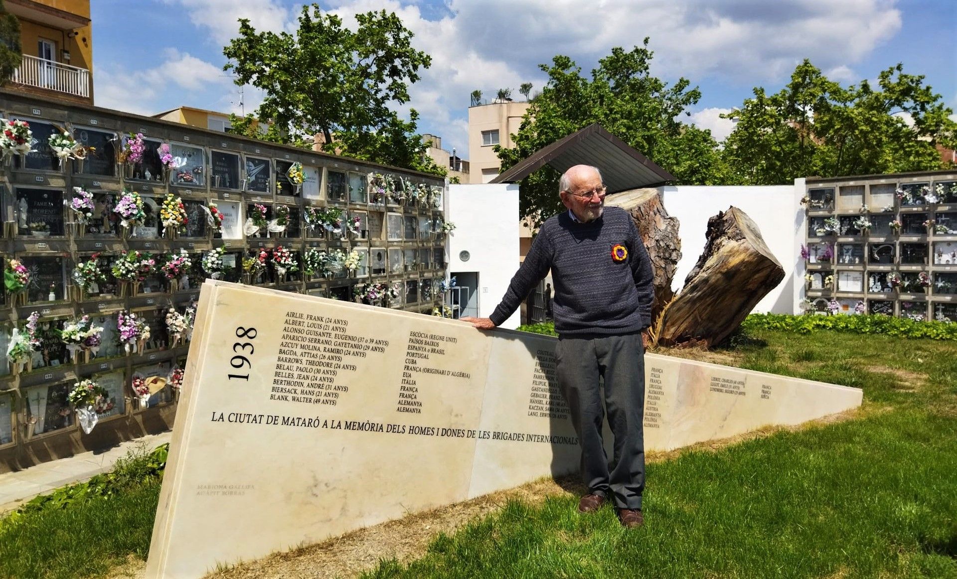 El hijo de Alvah Bessie, Dan Bessie, en el Cementerio de los Caputxins de Mataró.