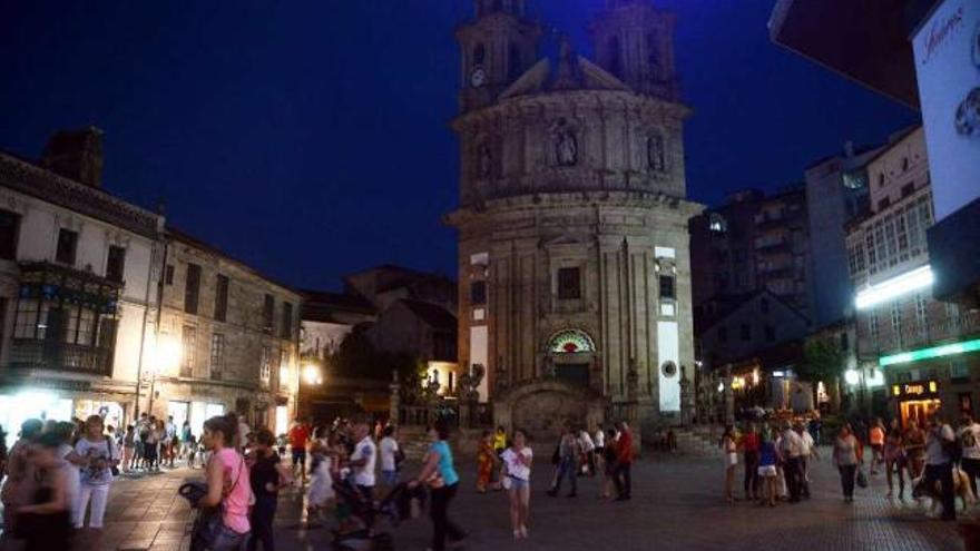 Imagen de la iglesia y de la plaza de la Peregrina, ayer noche.  // R. Vázquez