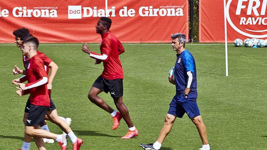 Pep Lluís Martí observa els joves del planter durant un entrenament d&#039;aquesta setmana.