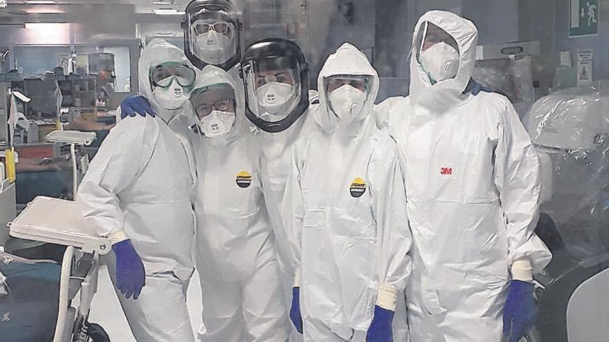 Miriam Rodríguez (primera izq.), en la UCI de su hospital de la ciudad de Cuneo.