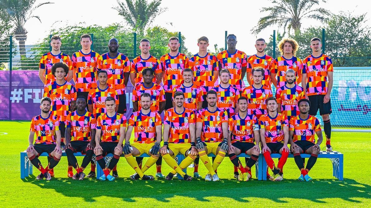 La selección belga posando con la camiseta arco iris