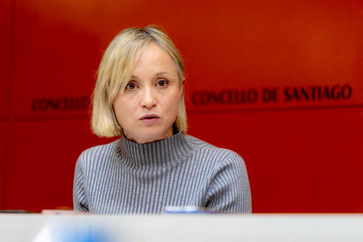 La edil del PSOE de Santiago Marta Abal, en rueda de prensa en el Concello.