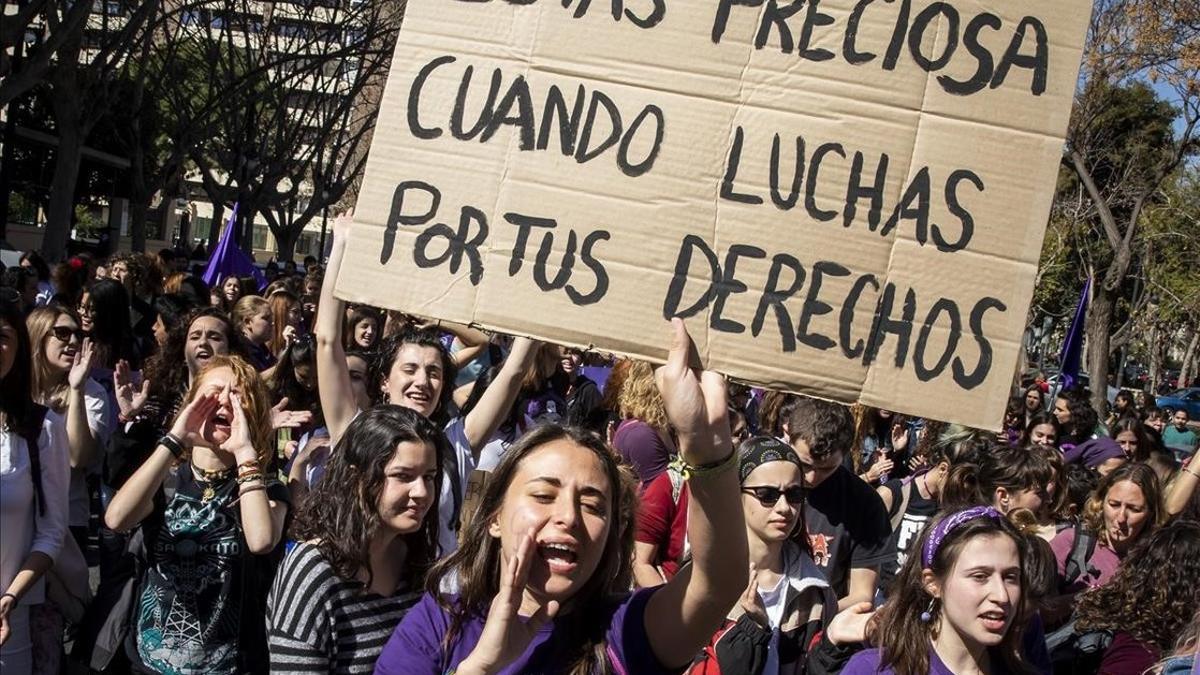 Estudiantes de la Universitat de Valencia en la manifestación feminista del 8-M de 2019 ante el Rectorado.