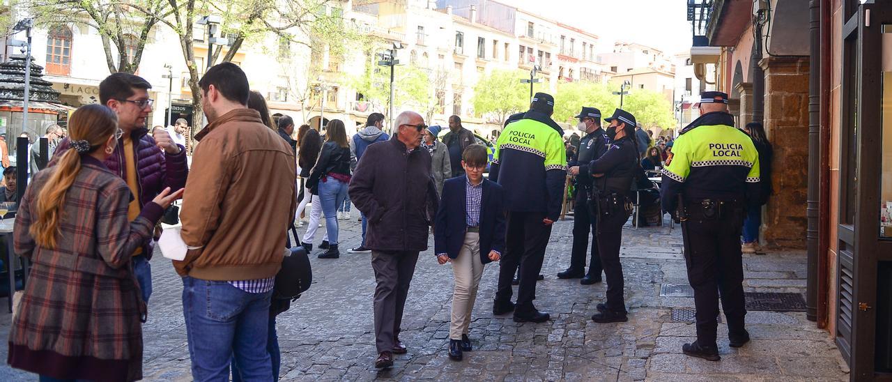 Policías de Plasencia, de servicio, en una imagen de archivo.