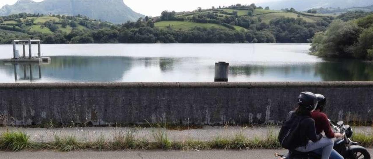 Dos motoristas, ayer, ante el embalse de los Alfilorios.